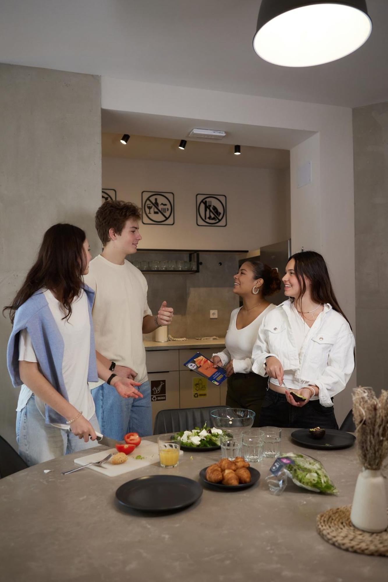 Hostel Dos Estaciones - Free Towels, Coffee & Tea, Remote Check-In Alicante Esterno foto
